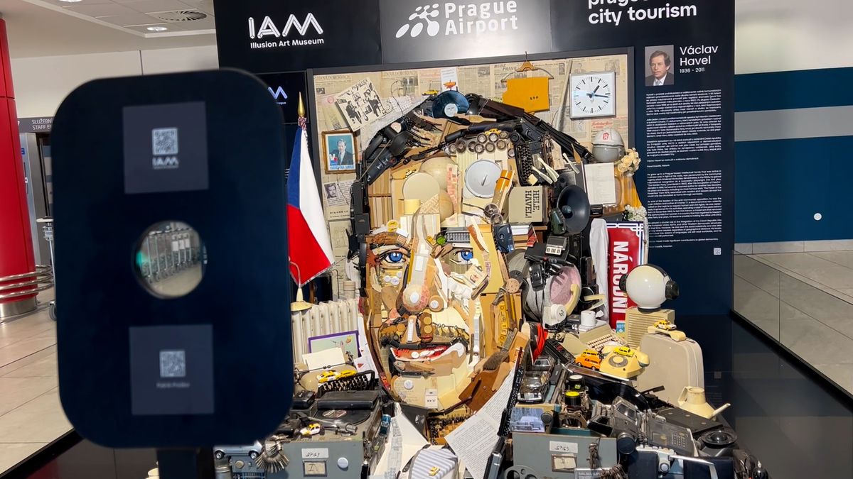 Na letišti stojí unikátní portrét Václava Havla složený z klíčů, pivního sudu a psacích strojů